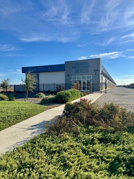 325-355 S Schnoor Ave, Madera, CA for sale - Building Photo - Image 3 of 25