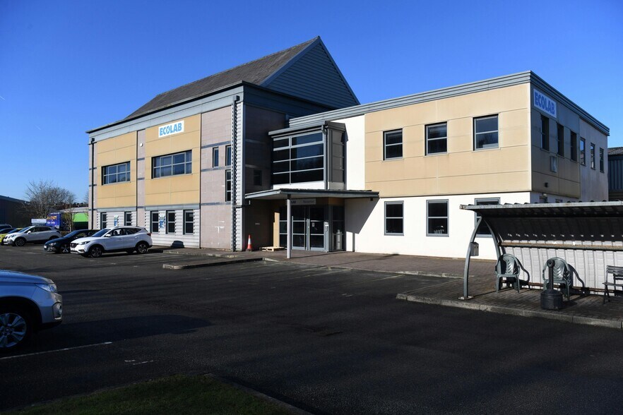 Silburn Way, Manchester to rent - Building Photo - Image 3 of 15
