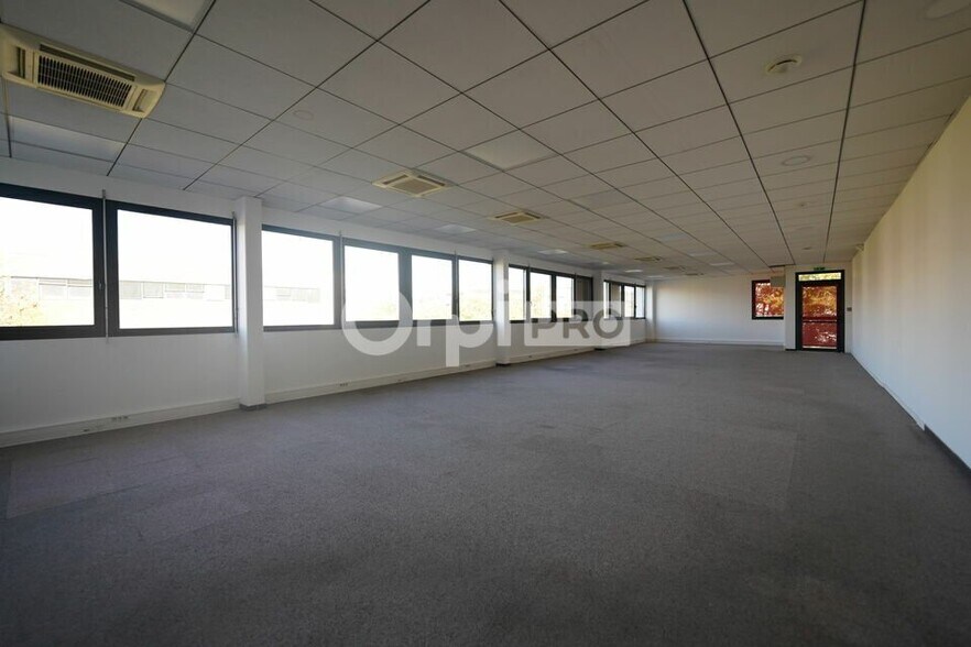 97 Allée Alexandre Borodine, Saint-Priest to rent - Building Photo - Image 3 of 19