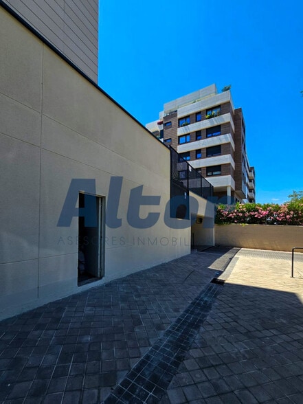 Retail in Madrid, Madrid to rent - Building Photo - Image 3 of 11