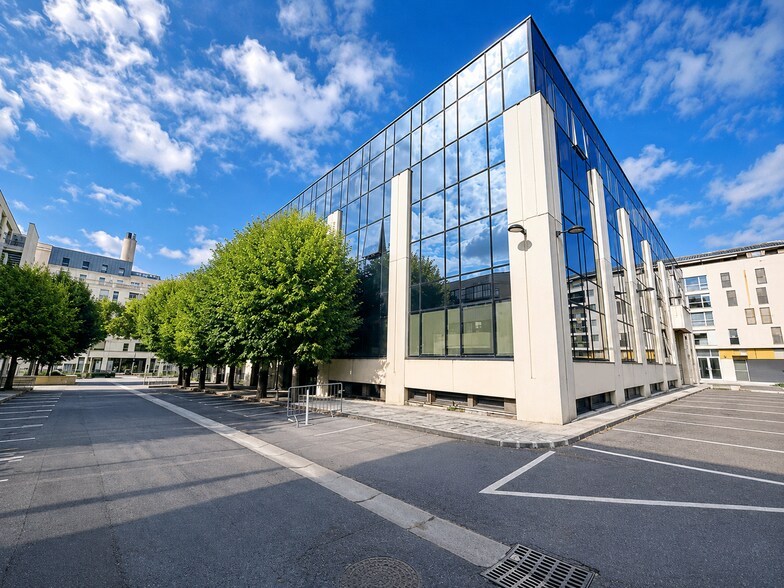 Office in Saint-Ouen-sur-Seine to rent - Building Photo - Image 1 of 14