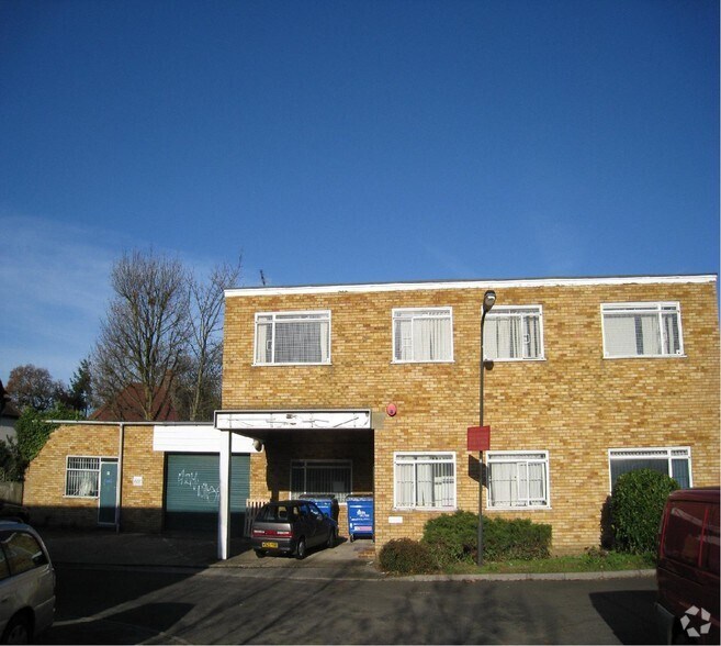 1 Leeway Clos, Pinner for sale - Primary Photo - Image 1 of 1