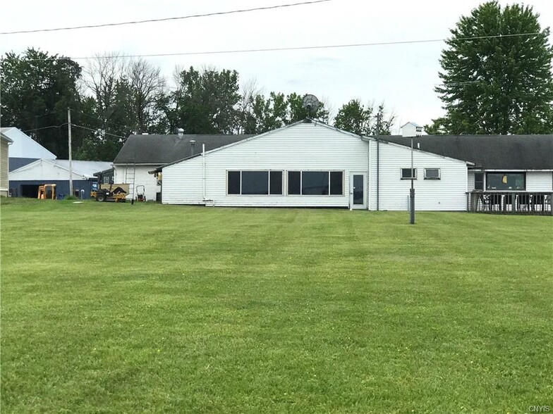 303 Barrett Ln, Bridgeport, NY for sale - Primary Photo - Image 3 of 18