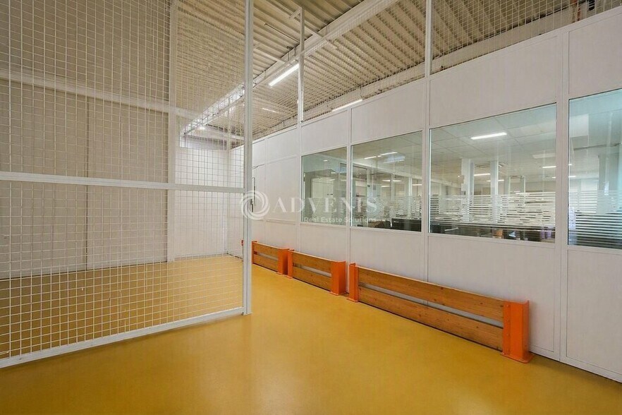 Light Industrial in Roissy En France to rent - Interior Photo - Image 2 of 10