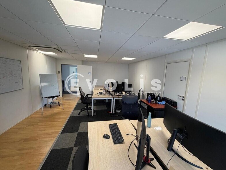 Office in Fresnes to rent - Interior Photo - Image 3 of 10