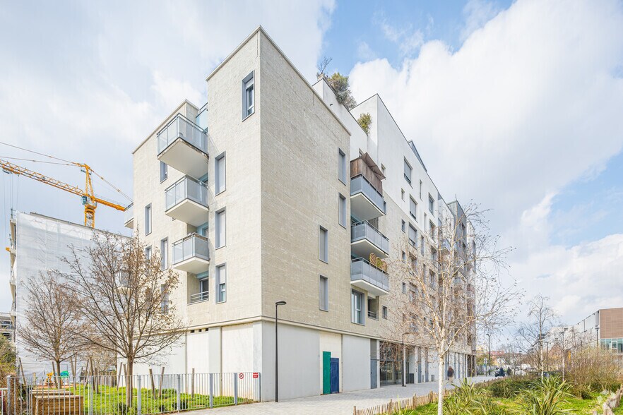 Light Industrial in RUE MAURICE GUNSBOURG to rent - Building Photo - Image 3 of 4