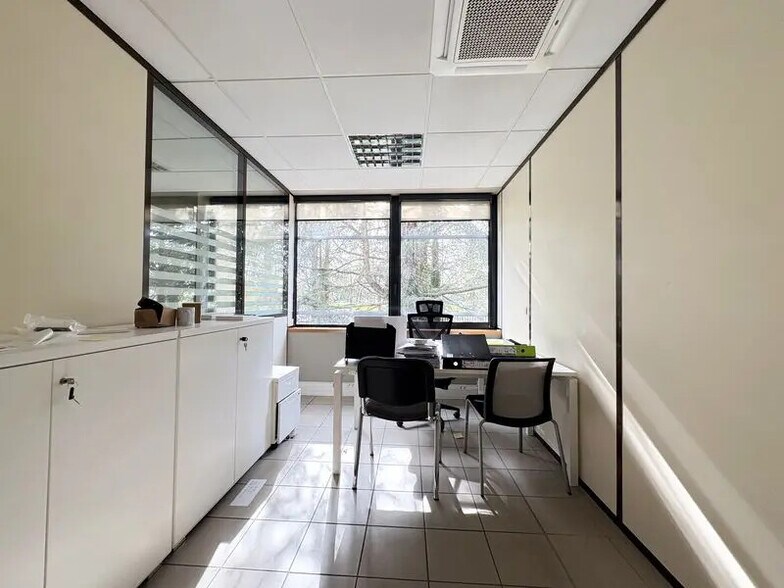 Office in Saint-Priest to rent - Interior Photo - Image 2 of 3