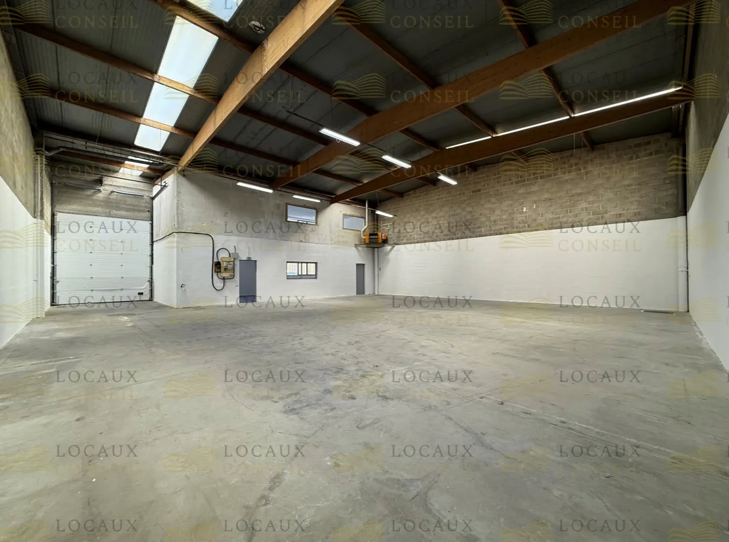 Light Industrial in Emerainville to rent Interior Photo- Image 1 of 8