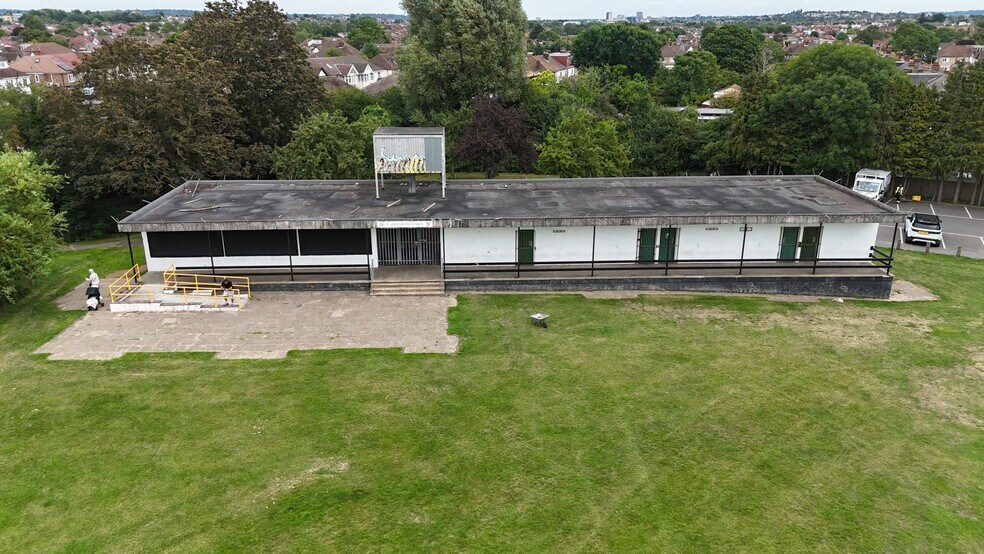 32B Prestwood Av, Harrow to rent - Building Photo - Image 2 of 8