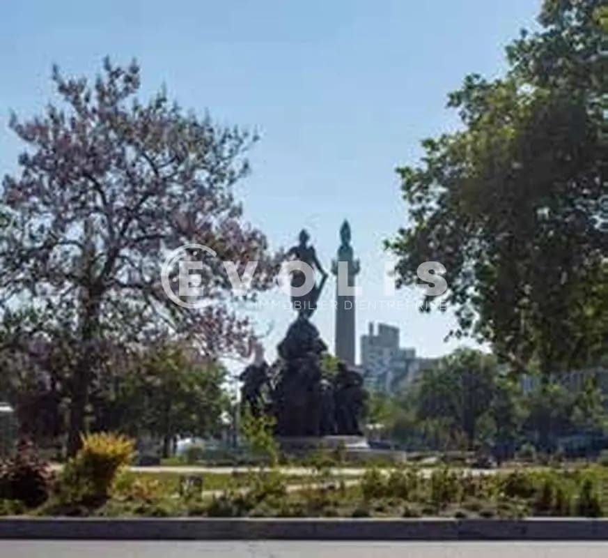 Retail in Paris for sale Building Photo- Image 1 of 4