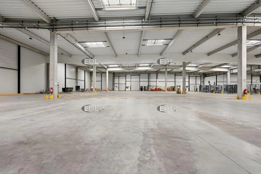Light Industrial in Sucy-en-Brie to rent - Building Photo - Image 3 of 23