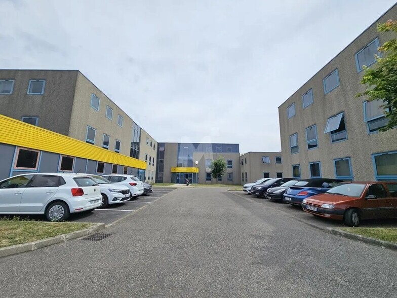 Office / Retail in Ris-Orangis to rent - Building Photo - Image 1 of 13