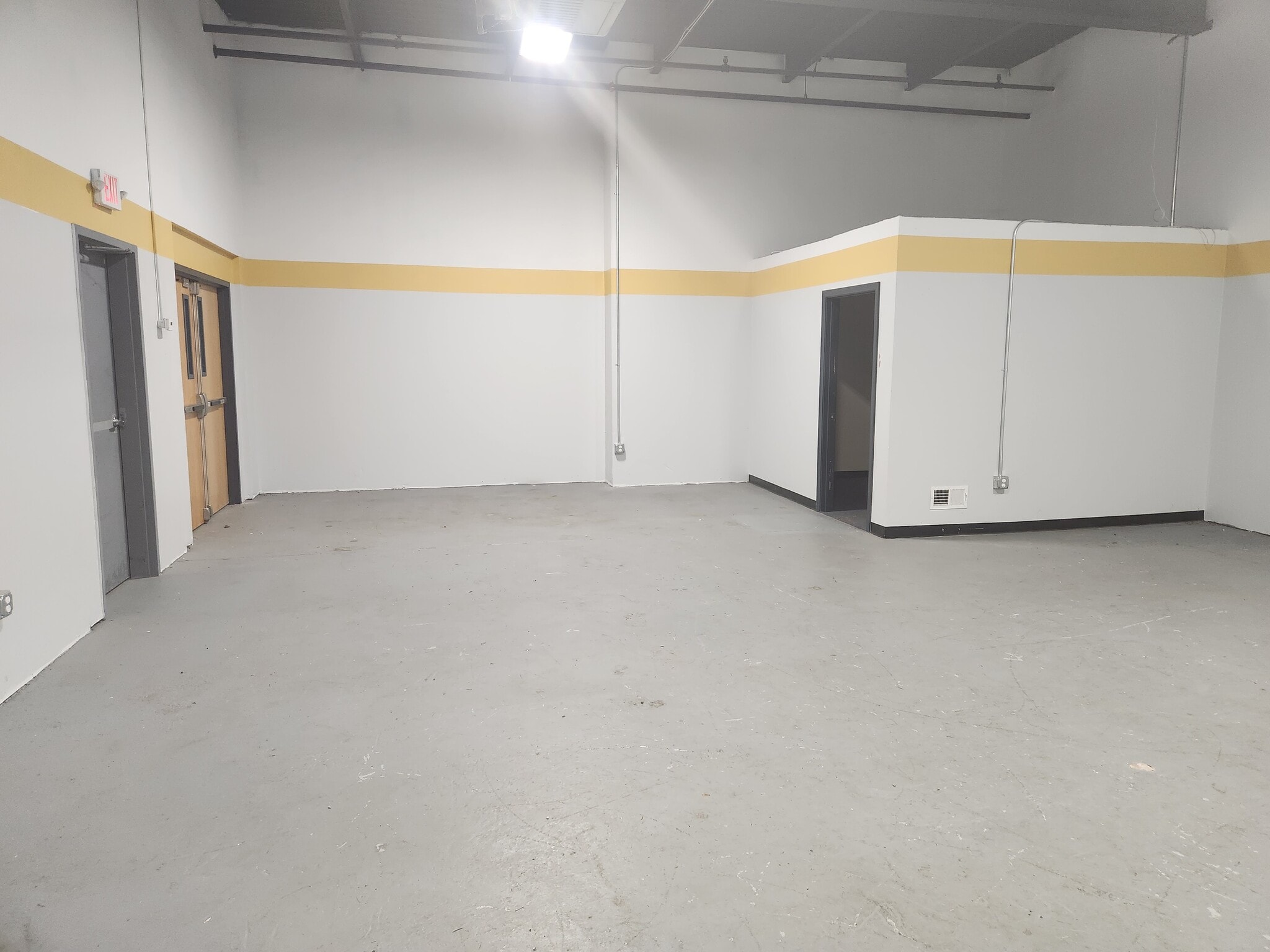 635 New Park Ave, West Hartford, CT to rent Interior Photo- Image 1 of 5