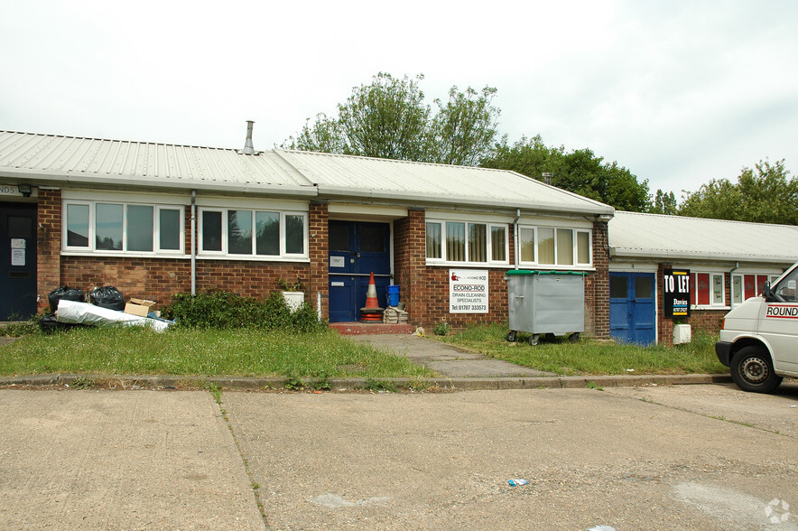 2-14 Brownfields, Welwyn Garden City for rent - Building Photo - Image 2 of 5