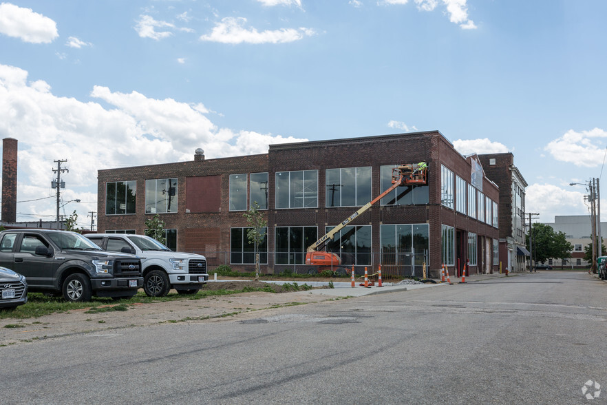 1975 E 61st St, Cleveland, OH for rent - Building Photo - Image 3 of 4