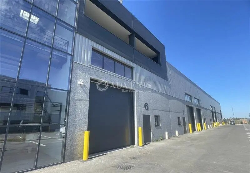 Light Industrial in Le Mesnil-Amelot to rent - Building Photo - Image 2 of 3