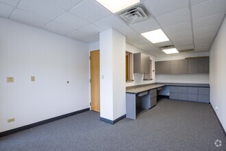 150 W Half Day Rd, Buffalo Grove, IL for rent Interior Photo- Image 2 of 3