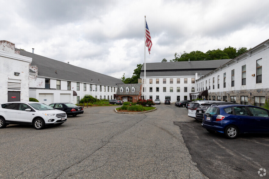 375-395 Elliot St, Newton, MA for rent - Building Photo - Image 3 of 4