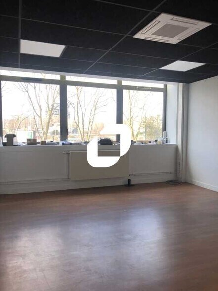 Office in Clichy to rent - Building Photo - Image 3 of 11