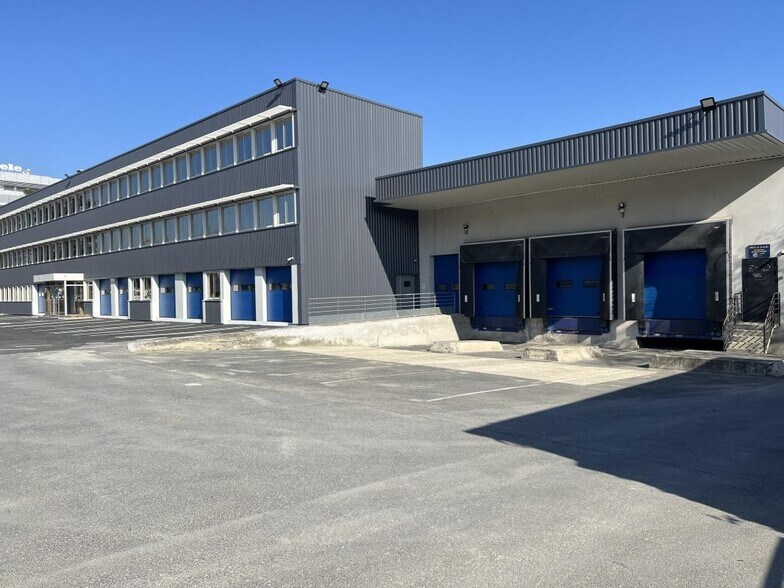 11 Avenue Albert Einstein, Le Blanc-Mesnil to rent - Building Photo - Image 2 of 22
