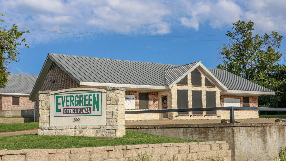 240 E Evergreen St, Sherman, TX for rent - Building Photo - Image 2 of 7