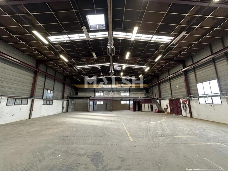 Light Industrial in Chassieu to rent - Interior Photo - Image 1 of 6