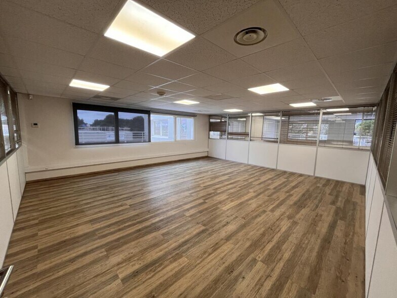 Office in La Farlède to rent - Building Photo - Image 2 of 10