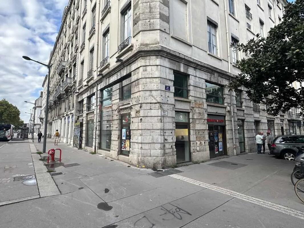 Retail in Lyon to rent Building Photo- Image 1 of 10