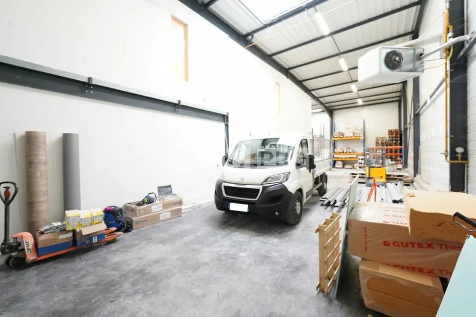 Light Industrial in Saint-Quentin-Fallavier for sale Interior Photo- Image 1 of 12