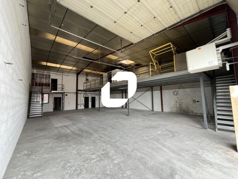 Light Industrial in Vaulx-en-Velin to rent - Interior Photo - Image 2 of 10