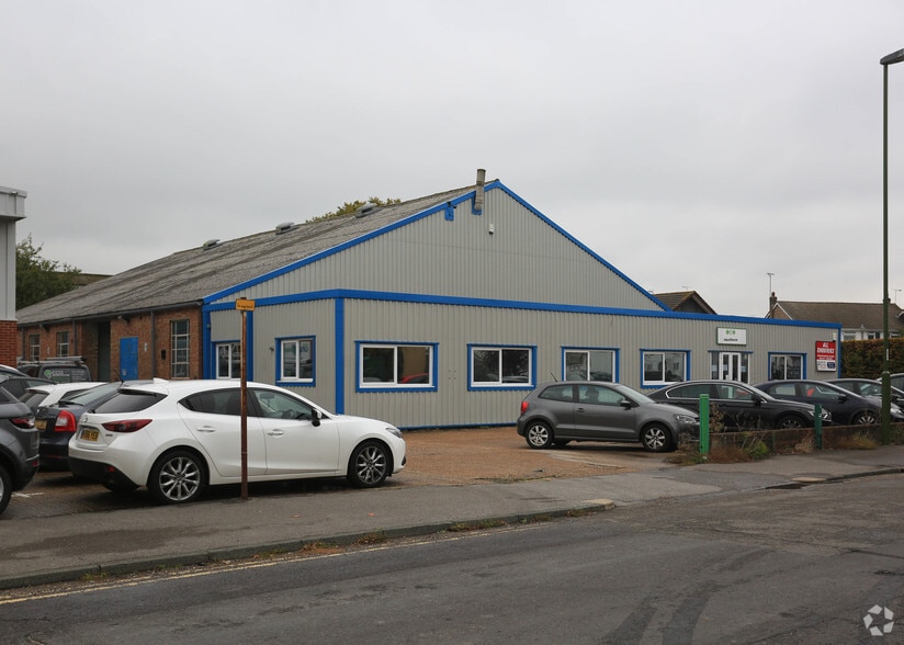 64 Victoria Rd, Burgess Hill to rent - Building Photo - Image 2 of 2