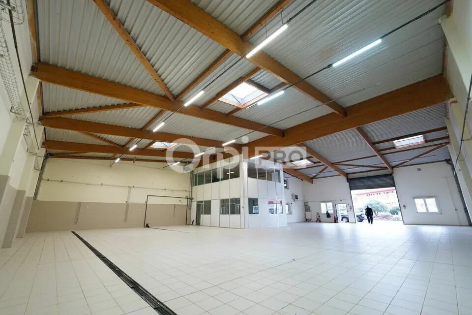 Office in Décines-Charpieu to rent Building Photo- Image 1 of 24