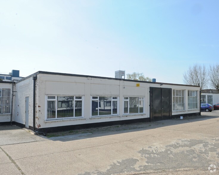 Princess Margaret Rd, Tilbury to rent - Building Photo - Image 2 of 4