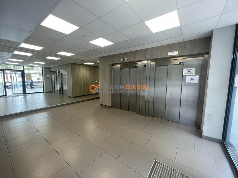 Office in Argenteuil to rent - Lobby - Image 2 of 7