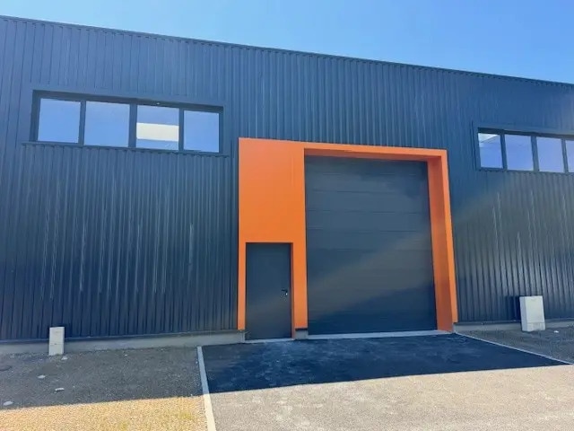 Location Entrepôt 198 m² - Photo 1