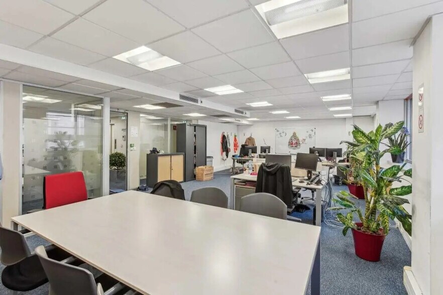 18 Rue Trézel, Levallois-Perret to rent - Building Photo - Image 3 of 6