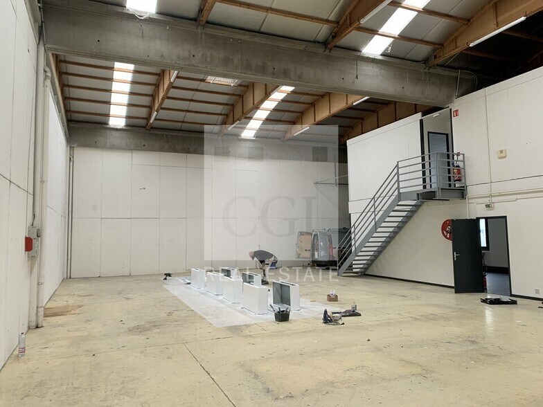 11-13 Chemin De L'Industrie, Dardilly to rent - Interior Photo - Image 3 of 9