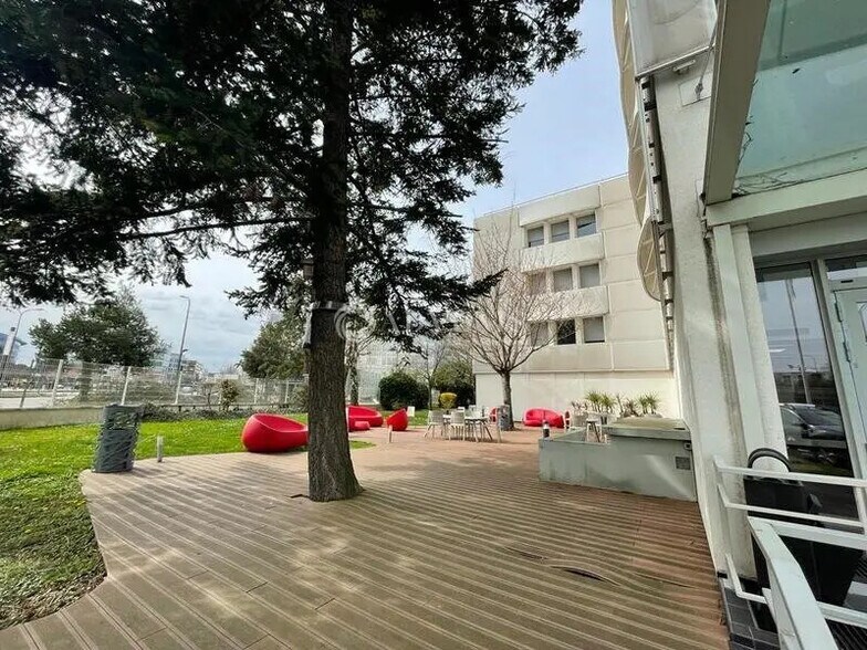 Office in Vélizy-Villacoublay to rent - Building Photo - Image 2 of 8