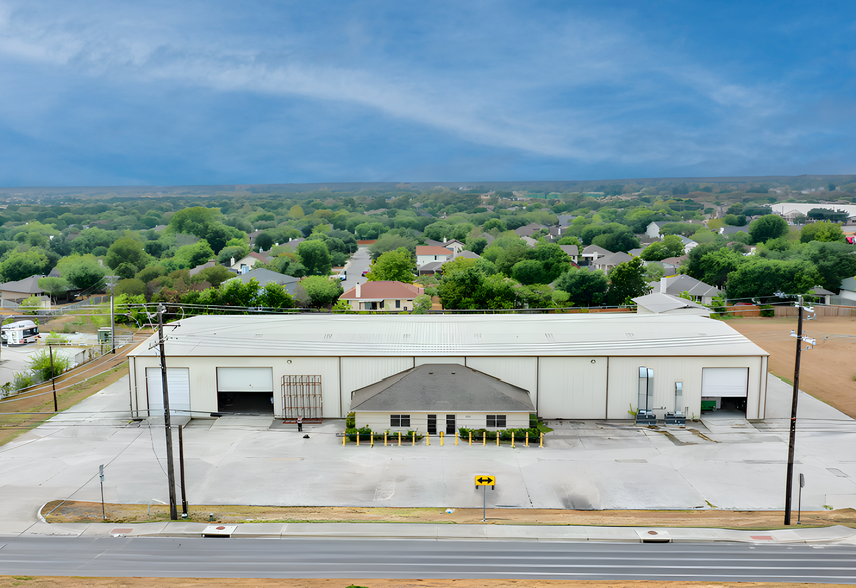 1080 Bunton Creek Rd, Kyle, TX for rent - Primary Photo - Image 1 of 3