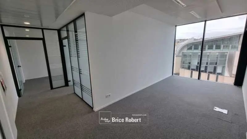 Office in Lyon to rent Interior Photo- Image 1 of 4