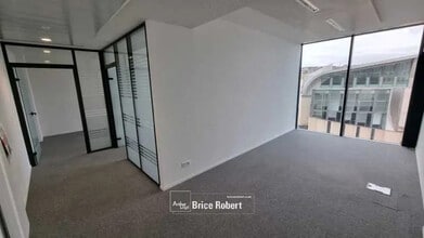 Office in Lyon to rent Interior Photo- Image 1 of 4