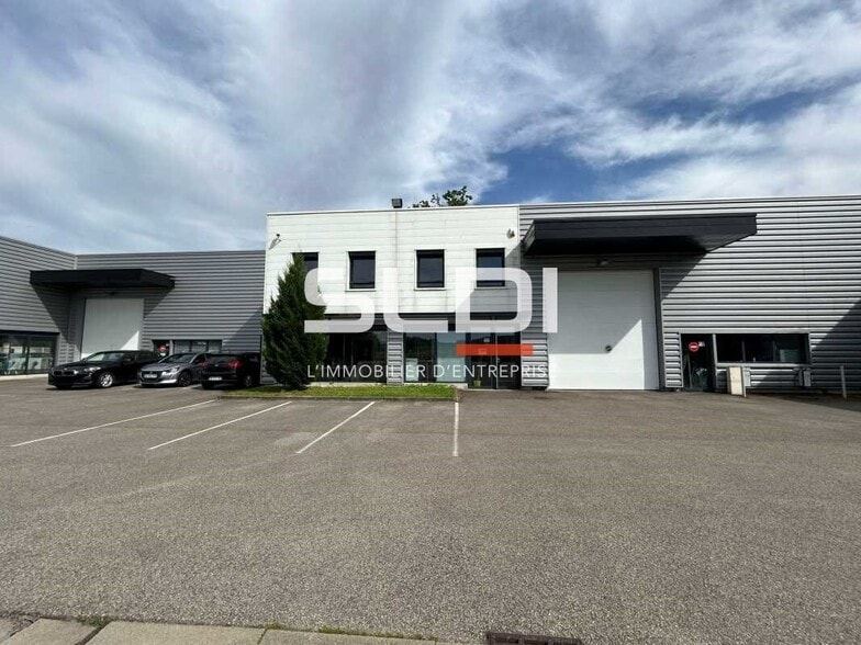 Light Industrial in Neuville-sur-Saône to rent - Building Photo - Image 1 of 22