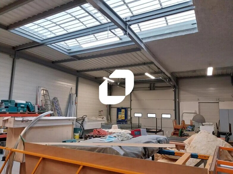 Light Industrial in Orvault to rent - Interior Photo - Image 3 of 5