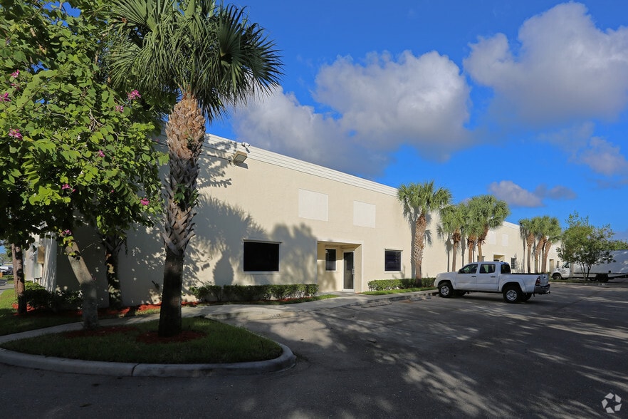 352 Tall Pines Rd, West Palm Beach, FL for rent - Building Photo - Image 1 of 20