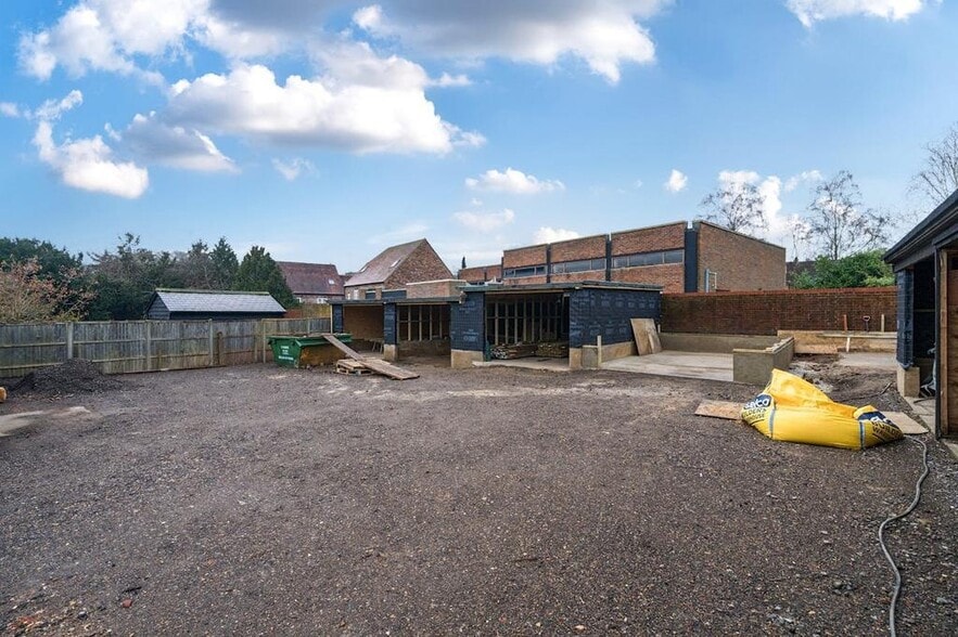 50 High St, Markyate to rent - Building Photo - Image 3 of 37