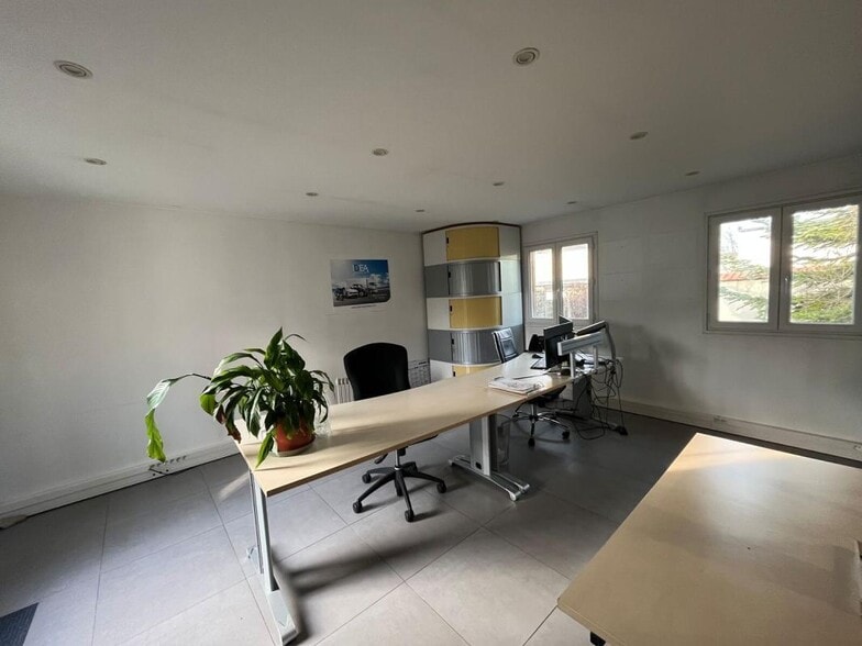 29 Route De Versailles, Champlan to rent - Interior Photo - Image 3 of 8