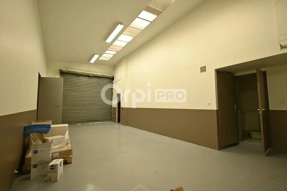 Office in Vaulx-en-Velin to rent Primary Photo- Image 1 of 13