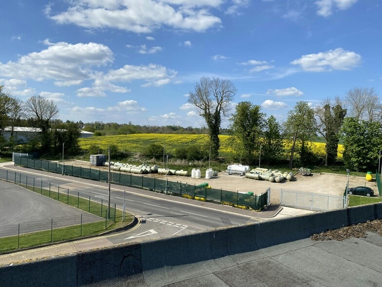 Drakes Dr, Long Crendon to rent - Building Photo - Image 2 of 4