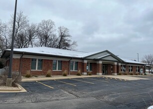 3501 W War Memorial Dr, Peoria, IL for rent Building Photo- Image 1 of 2