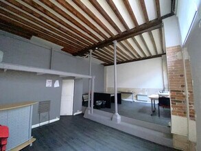 Retail in Paris to rent Interior Photo- Image 1 of 2